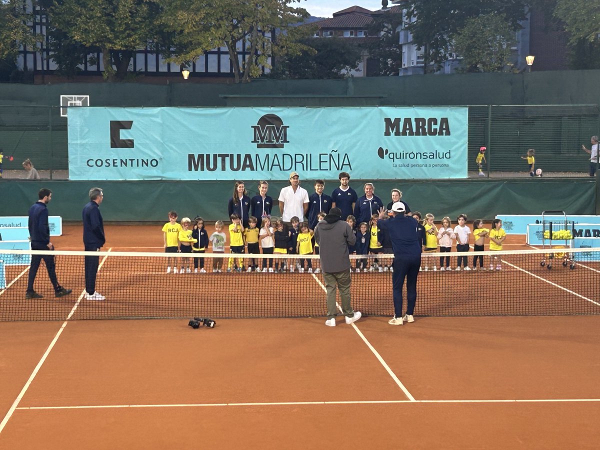 ⁦<a href="/feliciano_lopez/">Feliciano López</a>⁩ comenzando el clinic del ⁦<a href="/MutuaMadridOpen/">#MMOPEN</a>⁩ en la mítica pista 1 de ⁦<a href="/RCJolaseta/">Real Club Jolaseta</a>⁩ con ⁦<a href="/JORGEMIRMAYOR/">JORGE MIR MAYOR</a>⁩ controlando para que todo salga bien