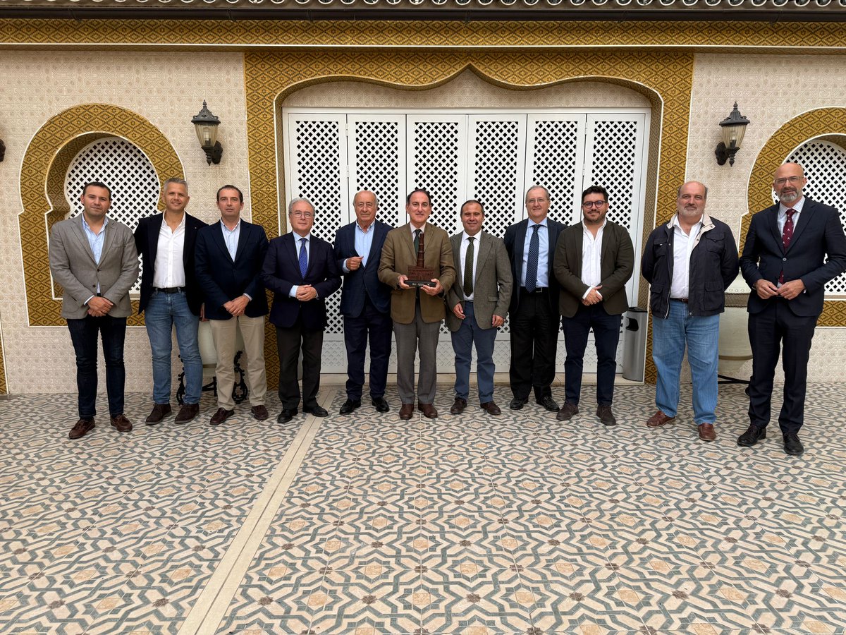 CECOes_'s tweet photo. 📢 Nuestro agradecimiento a @Asojem por la jornada de hoy en Puente Genil junto al presidente y el secretario general de @CEAes_ 🔝 Con empresas de referencia @Pavigesa que nos hacen avanzar como territorio 🚀 @ayunpuentegenil https://t.co/xbEg3Q5KPc