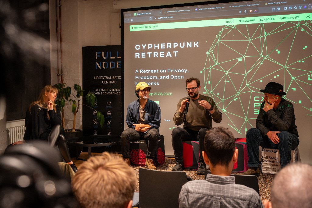 1/ Our monthly meetups are back - and we were super thrilled to kick things off with a privacy-focused relaunch!
Huge shoutout to our speakers, panelists, and everyone who joined!

We’ll meet again on November 6 for a pre-<a href="/EFDevcon/">Devconnect ARG - the first Ethereum World’s Fair</a> community hangout - RSVP and details below 🧵