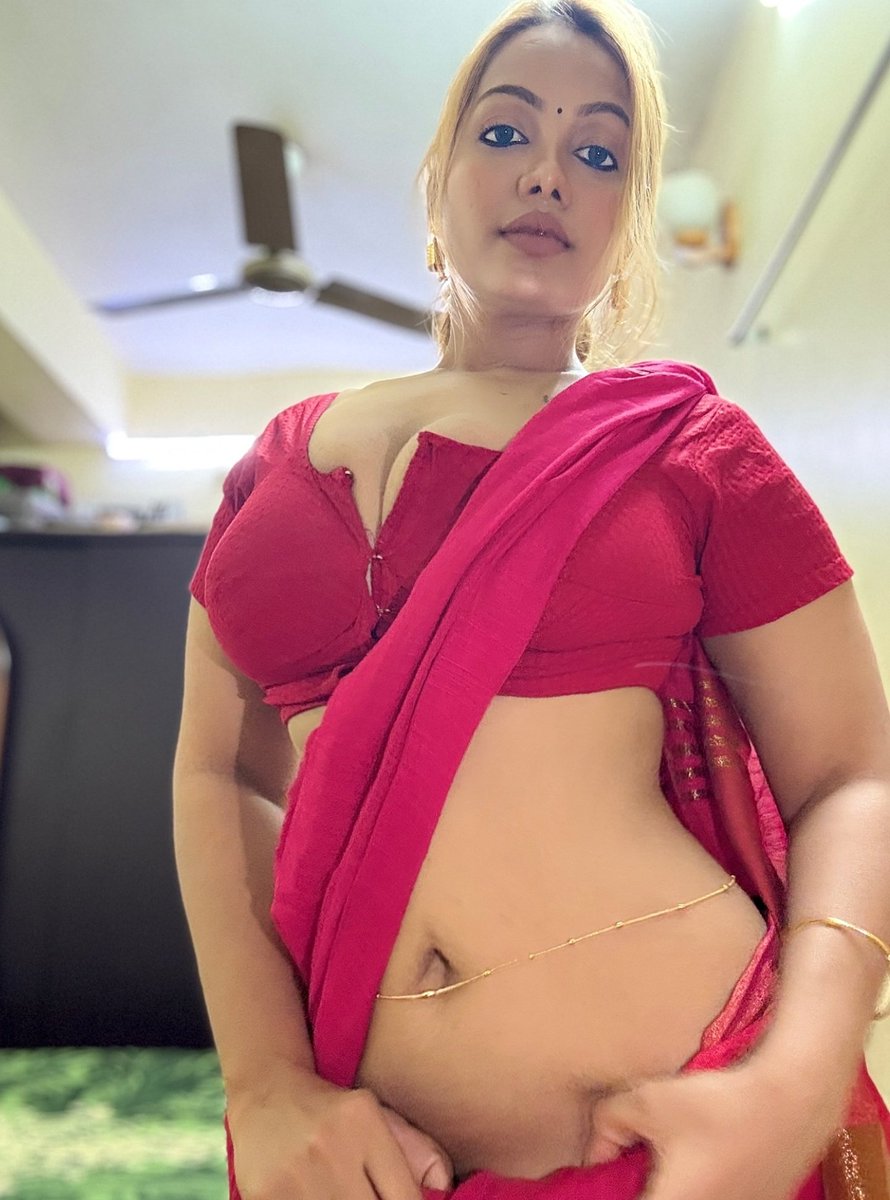 priyaabhabhii's tweet image. Hooks holding back a mini mountain 🤭