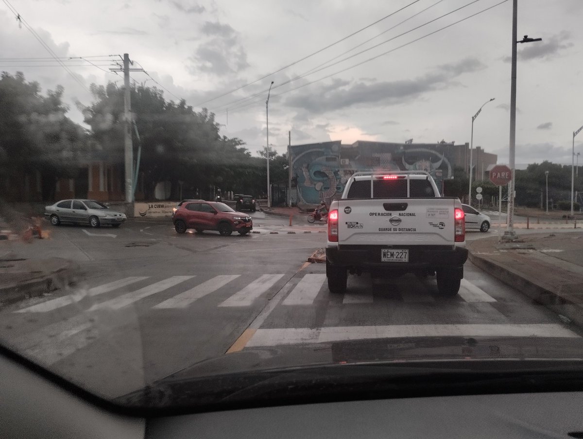 Senador_Honesto's tweet photo. @luchovoltios @TransitoBaq Una sugerencia adicional.
Una campaña para que sepan entrar (y que hay prioridad) en una glorieta, que pesadilla la de las Butifarras que paran en la mitad.
Los buses de urbaneo de Puerto se meten sin asco.
@alcaldiabquilla @ControlUrbanoBq https://t.co/49mnwWGyZ6