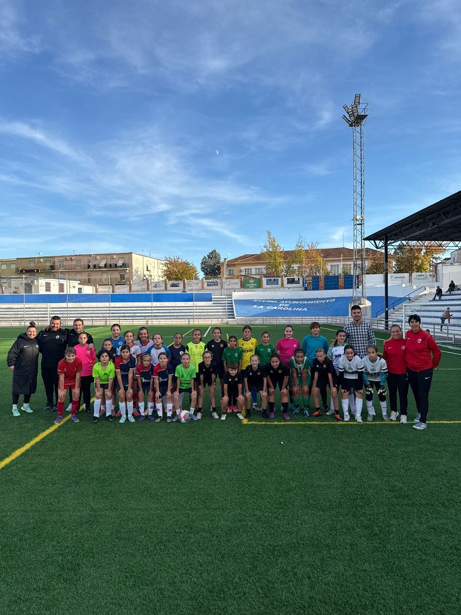 ⚽️ENTRENAMIENTO SELECCIÓN SUB-12 FEMENINA

📍La selección sub-12 ha realizado un entrenamiento en el municipio de La Carolina.

🤩 ¡Gran entrenamiento de todas!

🤝🏻 Agradecemos de nuevo al #AytoLaCarolina por el buen trato y el detalle de ofrecer fruta a nuestros chicos. 🍎🧃