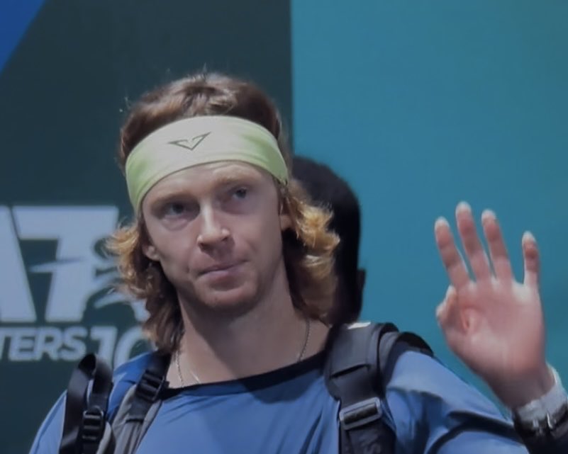 I wonder if he’ll get a haircut before his vacation.
I just hope he can truly rest — both his body and mind — and come back refreshed.
He’s been running nonstop all this time…
It’ll feel a little lonely without his matches for a while.
This November feels different somehow. 🥺🥺