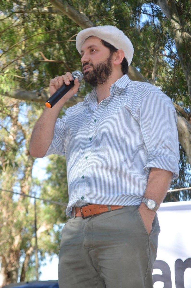 Hoy me puse a pensar en el futuro del radicalismo, no veo otro que no sea con <a href="/PabloJulianoLP/">Pablo Juliano</a> 
Hace más de 10 años abraza temas, representa y conduce. 
Nació en el interior pero conoce toda la pcia, es por acá.