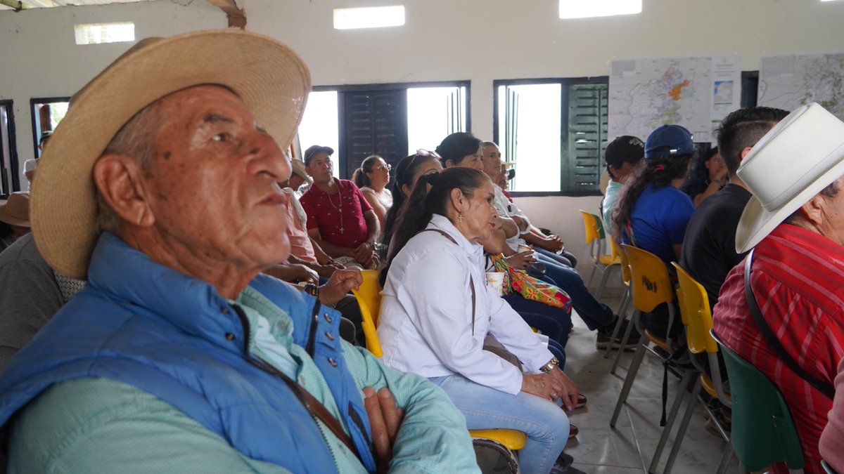 MinAgricultura's tweet photo. #AEstaHora 🔴 | ¡Llegamos a Villahermosa (#Tolima) para decirle #SíALasAPPA! En la vereda Las Pavas, el viceministro (e) de Desarrollo Rural, @joseluenlaselva, lidera un diálogo social 🗣️ con las comunidades rurales y campesinas 🧑🏿‍🌾👨🏾‍🌾 de la región en el cual explica los beneficios de las Áreas de Protección para la Protección de Alimentos 🌾 y el impacto social y económico para sus habitantes.