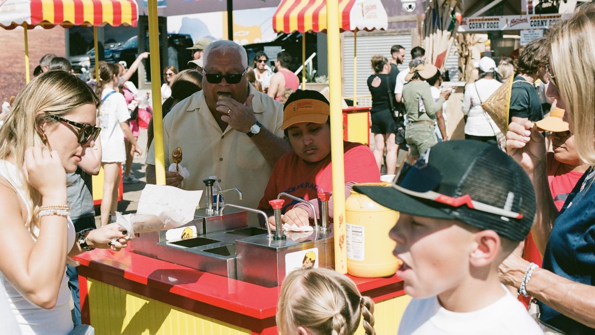 MrHolga's tweet photo. Somewhere at the main @FletchersDogs stand at the Great @StateFairOfTX with the real #CornyDog heroes. These ladies really have all the mustard.

#filmphotography #filmtography #streetphotography #notstreetphotography #statefairoftexas #fletcherscornydog https://t.co/YTvbx5BmuX