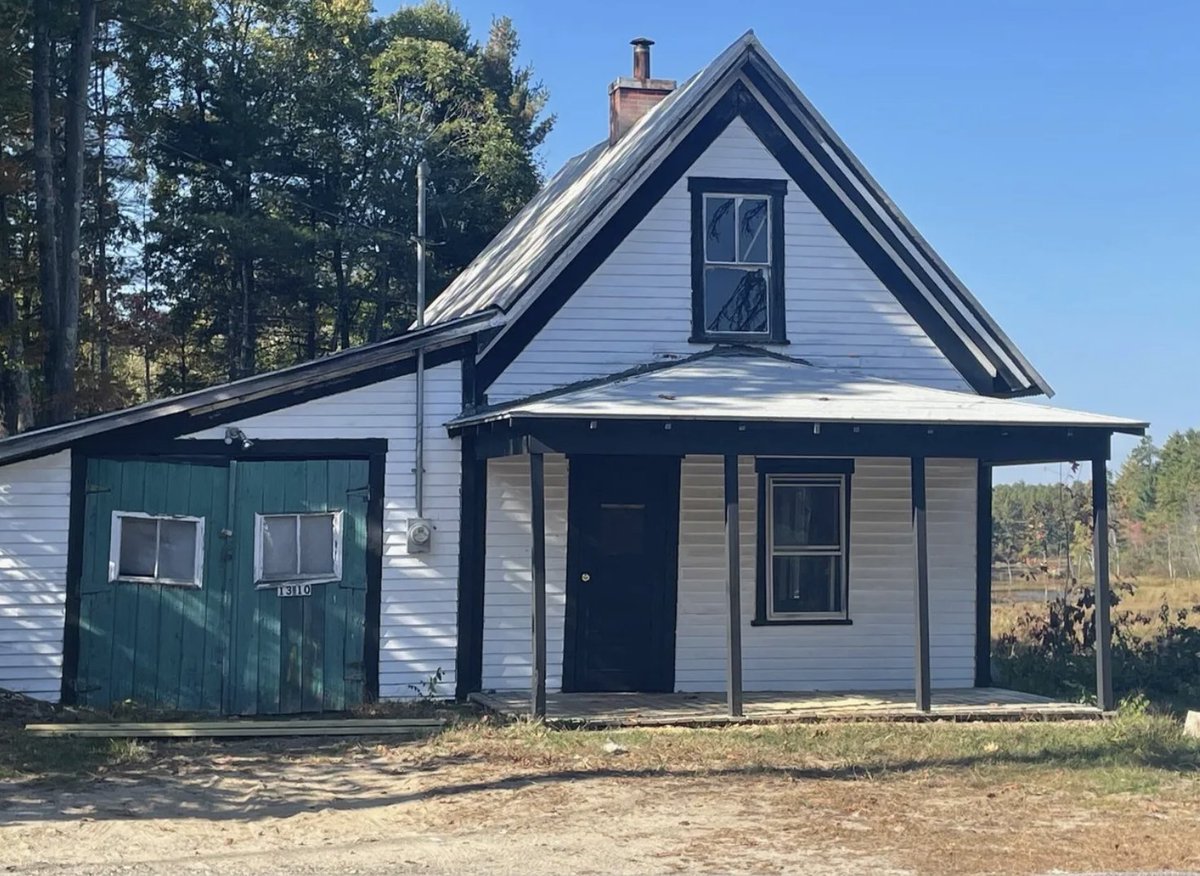 oldhouseunder50's tweet image. $70,000
#Maine 320-sf #tinyhouse with a brook on the property. Home is ideal for transforming into a year-round residence or a snug weekend retreat. oldhousesunder50k.com/two-bedroom-ma…