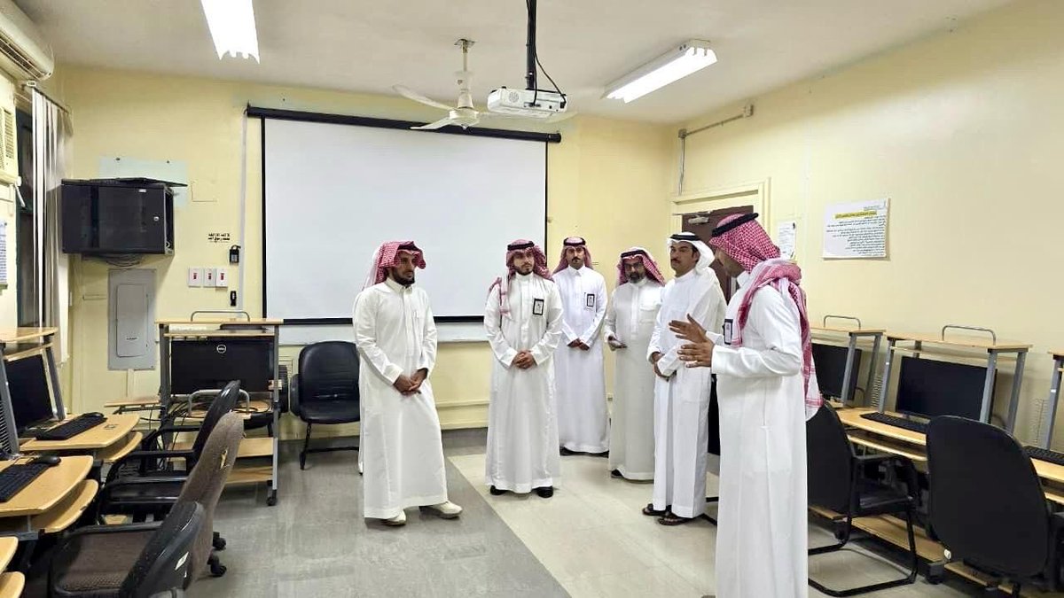 NBU_V_PAC_AF's tweet photo. قام وكيل #جامعة_الحدود_الشمالية للشؤون الأكاديمية أ.د. سعود بن عبدالمحسن المقحم بزيارة تفقدية لعددٍ من المعامل والمختبرات بالجامعة، اطّلع خلالها على تجهيزاتها الفنية، ومستوى الالتزام بمعايير السلامة وجودة التشغيل، وآليات دعم العملية التعليمية والتدريب العملي للطلبة، وأكد سعادته على أهمية التكامل بين البنية التقنية والكفاءات الأكاديمية لضمان مخرجات متميزة تواكب احتياجات سوق العمل، موجّهًا بمواصلة تطوير الإمكانات والموارد ورفع جاهزية مصادر التعلم في مختلف التخصصات.