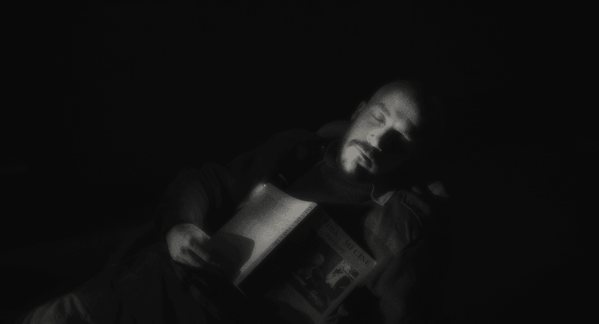 En 'La noche está marchándose ya', de los argentinos Salinas y  Sonzini, Milei sólo parece escrito en una pintada pero la crisis de Argentina sobrevuela su hermoso blanco y negro, sus paseos de noche por un gran cine, su mirada a la dignidad de los sin hogar. #70seminci