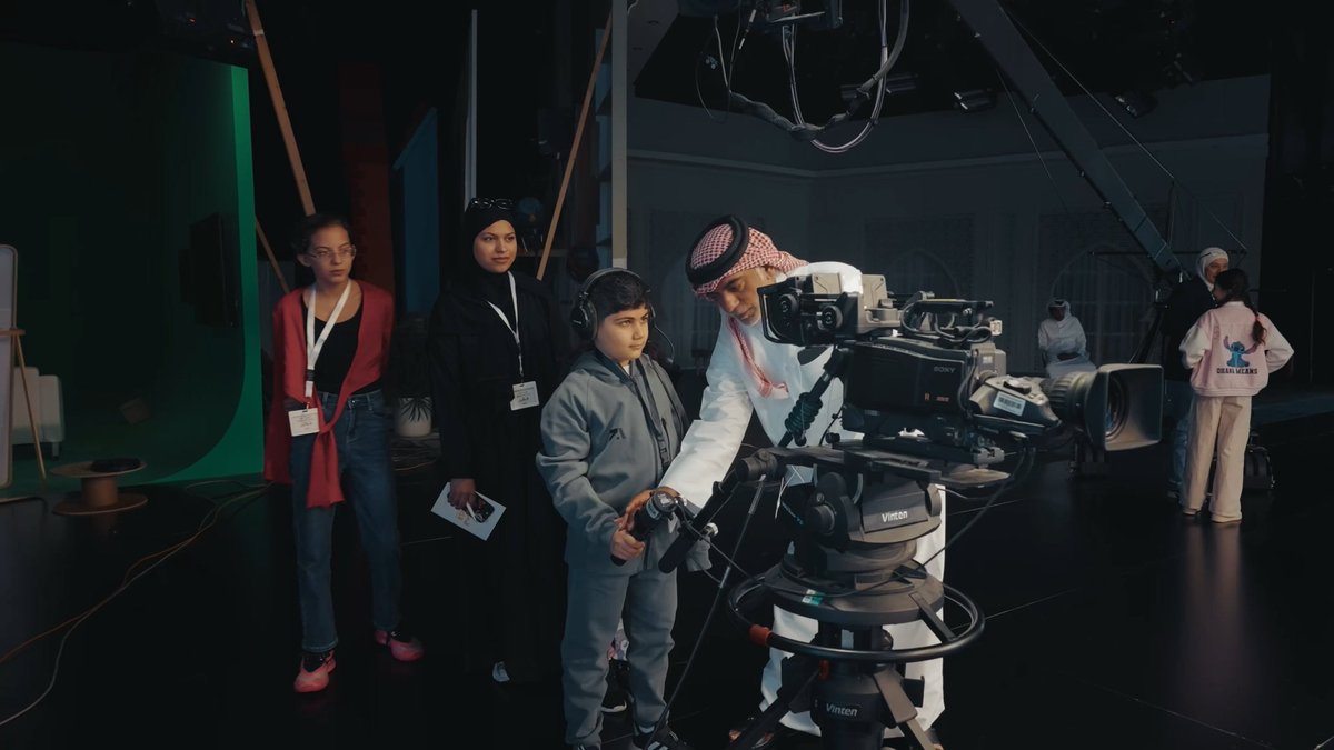 شاركت المؤسسة القطرية للإعلام في فعالية "الموظف الصغير" التي نظمها مركز قطر للتطوير المهني، حيث استضافت أبناء موظفيها في مقر المؤسسة، ومبنى تلفزيون قطر للتعرف على بيئة العمل الإعلامي والإداري، وذلك في إطار مساهمة المؤسسة في تنمية جيل إعلامي واعٍ ومؤهل للمستقبل.