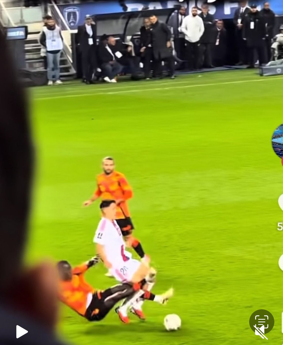 Je vous présente un autre angle du tacle qu’a prit Satriano après celui d’Abner et qui n’a pas été accompagné d’un carton rouge. Je pense qu’il est grand temps de mettre un terme au var enfaite.