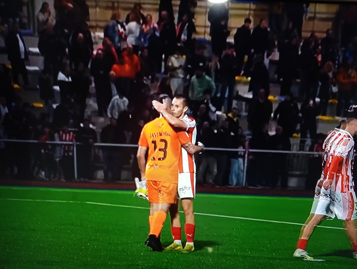 Buen detalle de Dubasin con el portero del Caudal,mala suerte tuvo el portero ayer.