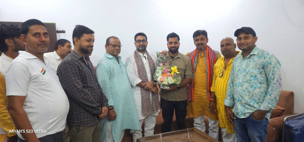 BJYMsahilBUI's tweet photo. अभी अभी आदर्श नगर पंचायत मनियर में किसान मोर्चा के मंडल अध्यक्ष  Kamlesh Upadhyay जी के आवास पे राज्यमंत्री उत्तर प्रदेश सरकार माननीय Danish Azad Ansari जी,भाजपा जिला अध्यक्ष Sanjay Mishra जी भाजयुमो जिला अध्यक्ष Ashvani Singh Little जी से सुखद मुलाकात एवं आशीर्वाद प्राप्त हुआ💐 https://t.co/FakzmUFCSO