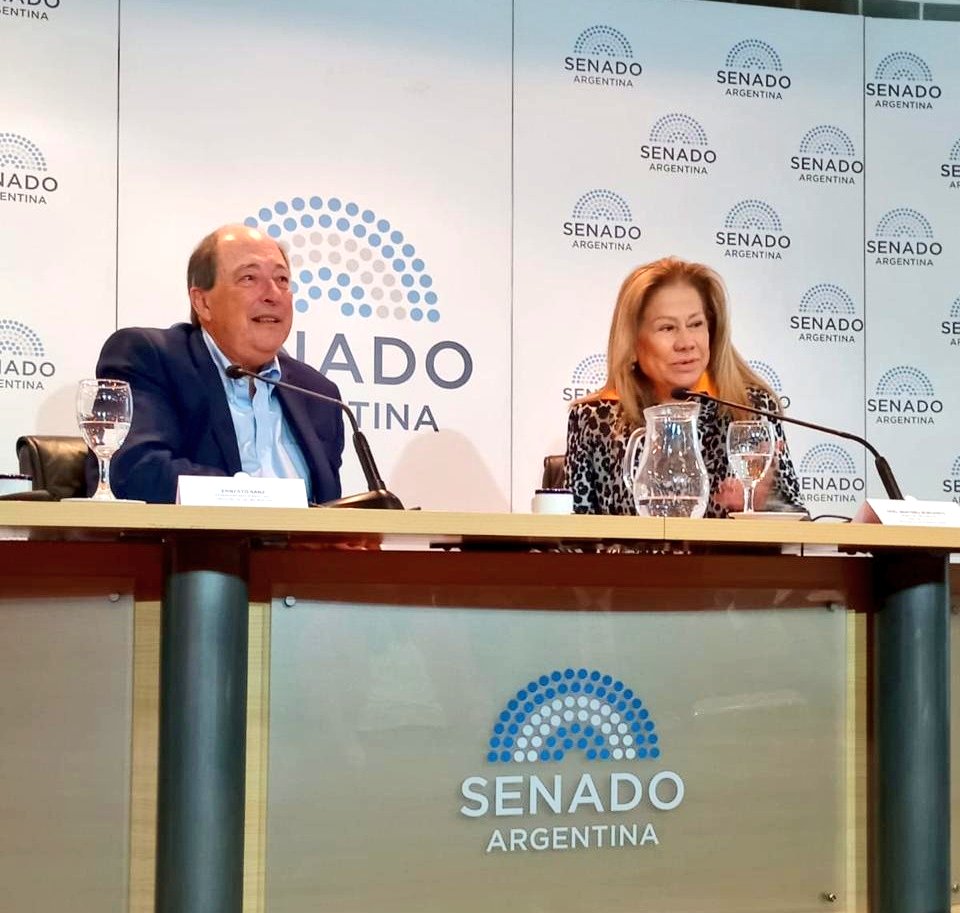 Fue un enorme gusto participar en este tan importante día en que celebramos la democracia, junto a <a href="/SanzErnesto/">Ernesto Sanz</a> en la entrega de diplomas a la colación 2025 de la Escuela de Formación para Jóvenes Politicos de La Reserva UCR que dirige <a href="/ArielMBordaisco/">Ariel Bordaisco</a>