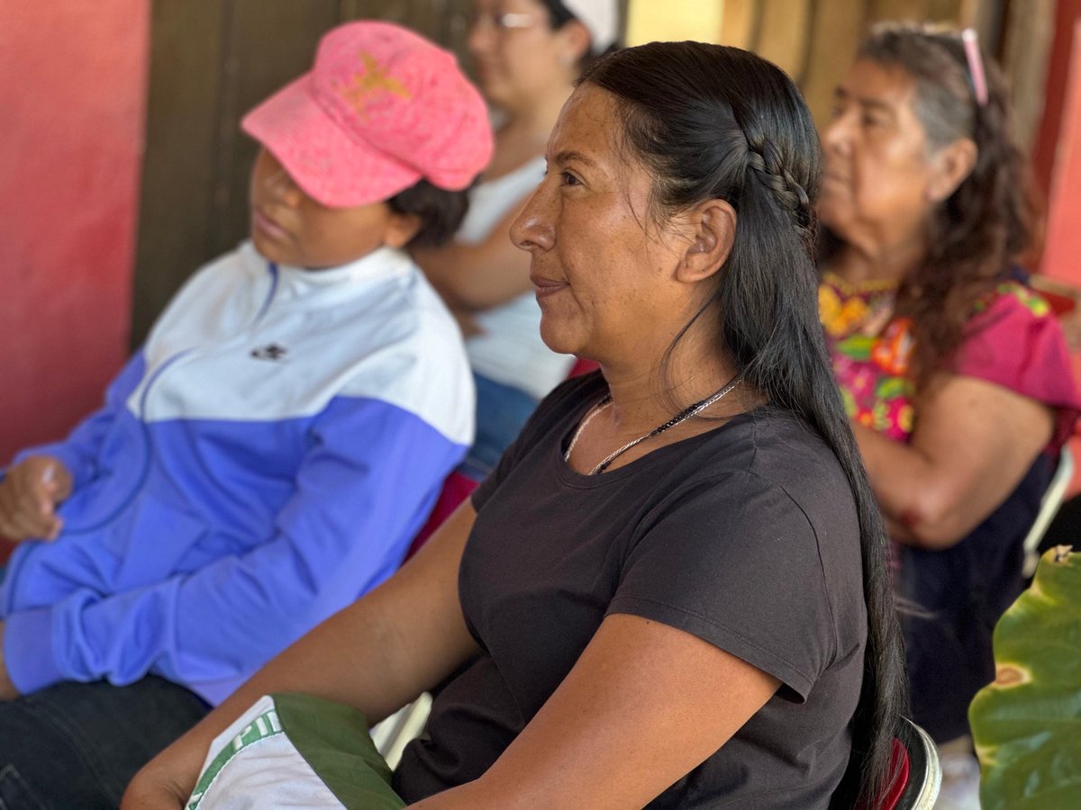 En San Antonio Arrazola, dialogamos y reflexionamos junto a las integrantes de la Red de Mujeres Constructoras de Paz “Tonas y Nahuales” sobre la Cartilla de los Derechos de las Mujeres.
#EstamosContigo
#OaxacaSegura