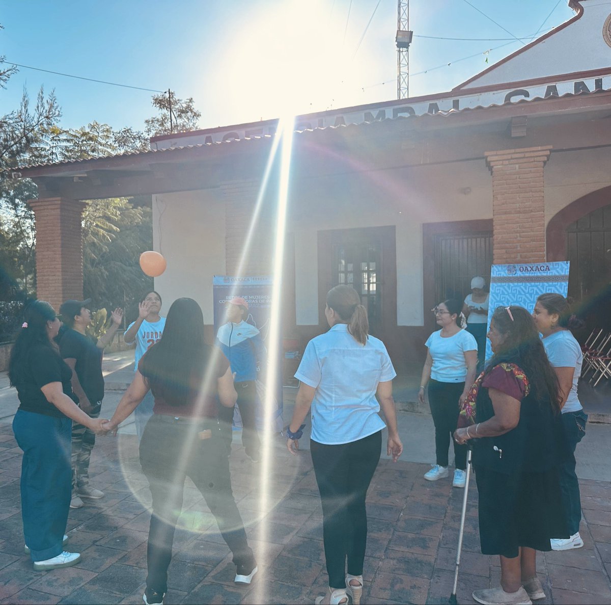 KarinaBaronO's tweet image. En San Antonio Arrazola, dialogamos y reflexionamos junto a las integrantes de la Red de Mujeres Constructoras de Paz “Tonas y Nahuales” sobre la Cartilla de los Derechos de las Mujeres.
#EstamosContigo
#OaxacaSegura