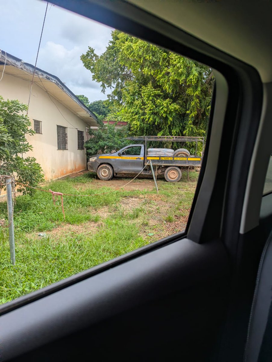 PorcellRocio's tweet photo. A quien le regalamos cemento hoy? Este carro oficial, sin placa, en el medio de la nada en el Achiote en Chitré. Bastante Lejos para ser de las Minas, yo no entiendo para que le ponen líneas amarillas si los usan como de su propiedad. @titocorro @ContraloriaPma https://t.co/8ghjgyX6db