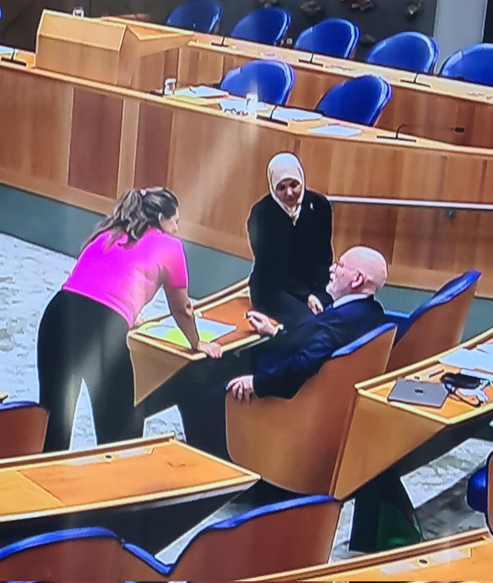 25licks's tweet photo. @Vincentgdevlugt @RooversJan Denk het
De lieveling van #Timmermans
Zo moet velgens hem #Nederland er uit zien in 2050
#Warm in zijn #boxershort
Lekker dicht bij hem zitten
Glunderende ogen van #Lahlah. https://t.co/Kw7x1KWvEy