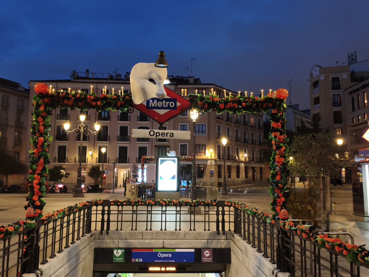 Que bonita ha quedado la estación de Ópera de <a href="/metro_madrid/">Metro de Madrid</a> #Halloween.