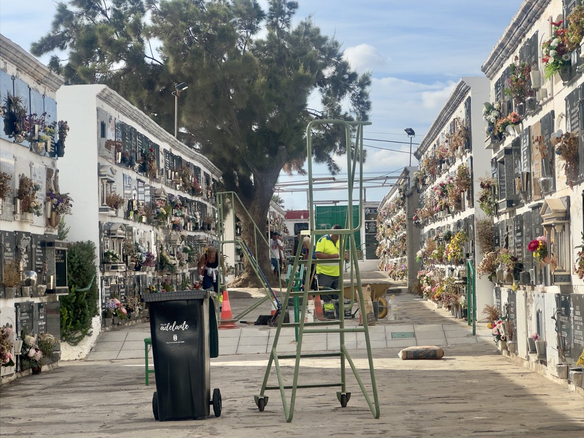 🕊️ Los cementerios  de Telde ampliarán su horario los días 31 de octubre, 1 y 2 de noviembre, abriendo también al mediodía y hasta las 19:00 h.

El concejal Juan Martel visitó los recintos junto al técnico  para supervisar las mejoras y el mantenimiento

#Telde #DíadelosDifuntos