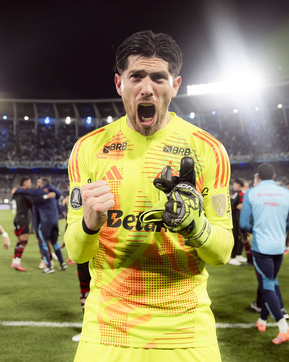 futebol_info's tweet photo. Em negociação para renovar contrato, Rossi mira carreira longa e vitoriosa no Flamengo.

O goleiro tem contrato até o fim de 2027, mas já está na fila das renovações. O martelo deve ser batido em 2026.

Rossi foi procurado pela Udinese, da Itália, mas não quis nem escutar proposta. O foco do argentino é fazer história no Fla.

🗞 @ESPNBrasil | Bruno Andrade | “Fala a Fonte”
📸 Adriano Fontes/CRF