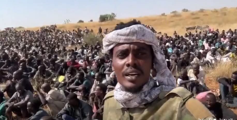 Bu itin arkasında zorla esir alınan bu sivil insanların tamamı katledildi…

Filistin ve Sudan’da çocukların huzurunu çalanlar bilsinler ki, zulme dayanan hiçbir kale sonsuza dek ayakta kalmaz. Bu coğrafyanın iki buçuk milyar insanı bugün sessizce izliyor olabilir; fakat