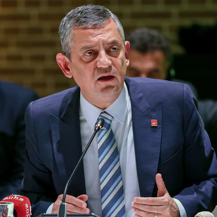 ajans_muhbir's tweet image. CHP Lideri Özgür Özel: 

“Kürtleri DEM&apos;den ibaret gören kafayı reddediyorum. Siyaseti bundan ibaret görmeyi reddediyorum. 

CHP, Kürtlerle ilişki kurmak için kimseyle anlaşma yapmak zorunda değildir.”