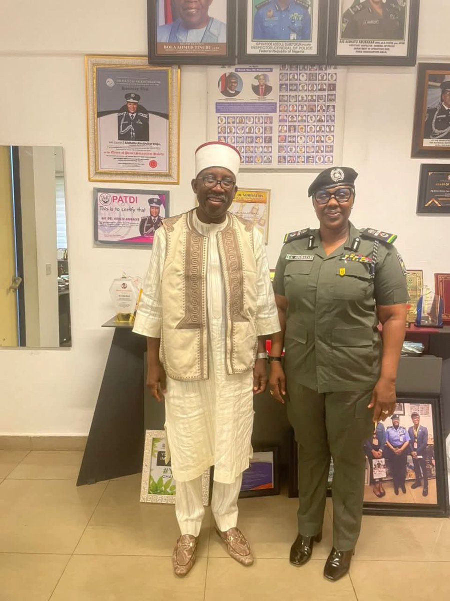 Ababukar_Sadiq_'s tweet image. Gimbiyar Biu Emirate AIG, Dr. @AishatuDrBaju With Sarkin Yakin Biu Emirate RTD General Abdulmalik Bulama Biu.
May almighty Allah guide and protect you, Ameen. @ProfZulum @honbetara1 @DrSalmaAnas @KawuGarba @MidalaMohammed @baba_adamu_