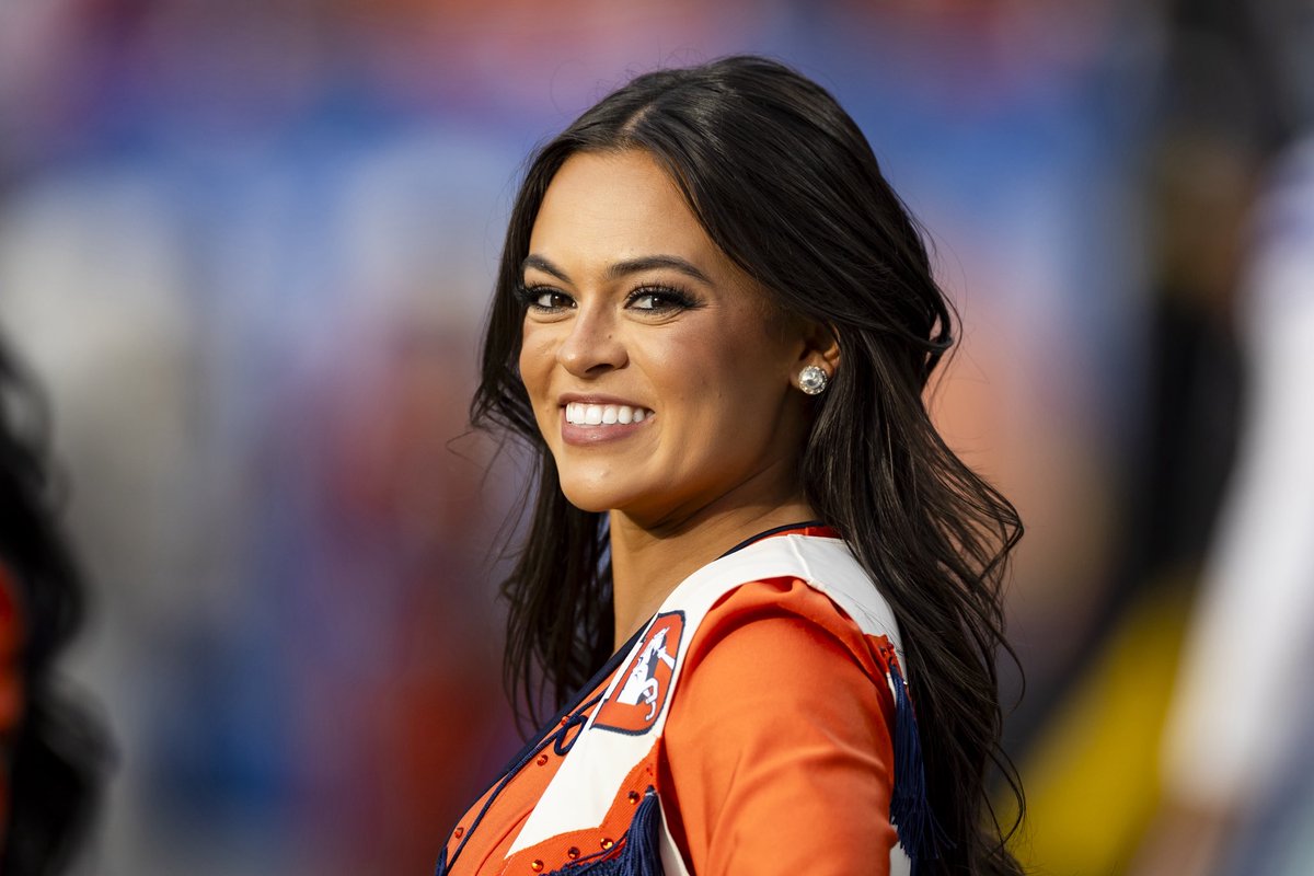 BroncosCheer's tweet photo. Lassoed up some throwback classics 💙🎞️
#DALvsDEN
Full gallery ➡️ https://t.co/c4qg8esFC1 https://t.co/EQbPFumCr4