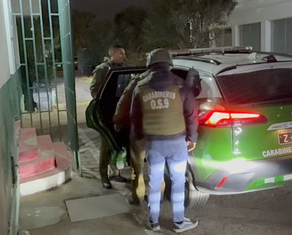 CarabArica's tweet image. Adolescentes de 16 y 17 años que perpetraron violentos robo para arrebatarle su vehículo a 2 conductoras de aplicación, fueron detenidas por la sección #OS9 luego de intensas diligencias. La acuciosa labor investigativa, permitió en menos de 24 horas, identificarlas, establecer…