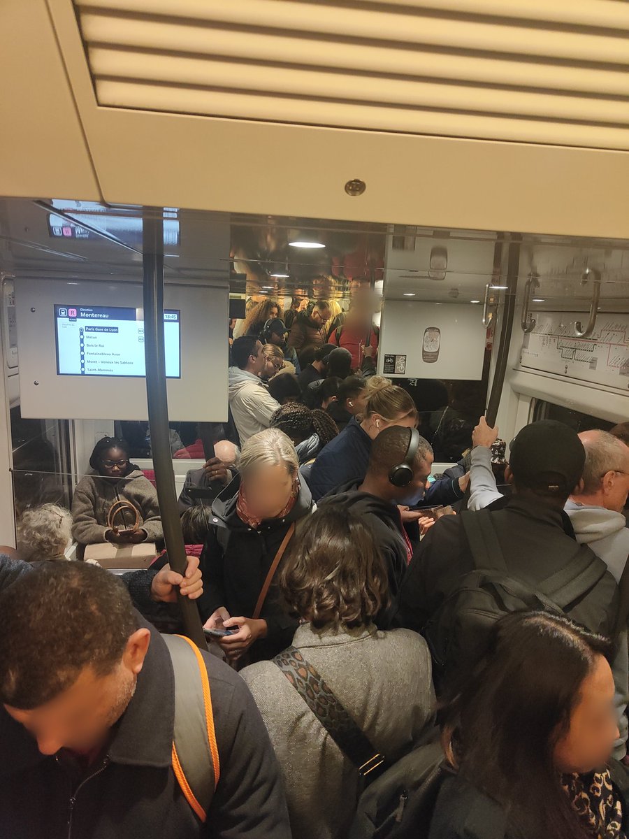 La <a href="/Ligne13_RATP/">Ligne 13</a> en heure de pointe ? Pas du tout, c'est le Transilien <a href="/LIGNER_SNCF/">Ligne R</a> , départ 18h46 de Gare de Lyon, 1h de trajet. Merci pour ce moment <a href="/IDFmobilites/">IDF Mobilités</a> <a href="/Actu_Transilien/">Transilien SNCF Voyageurs</a> <a href="/JeanCASTEX/">Jean Castex</a> ! "Au quotidien, préférez les transports en commun"... ou pas.