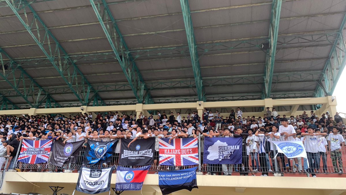 SSE722's tweet photo. miss this moment 🤝💙 https://t.co/hADwdnCWZA