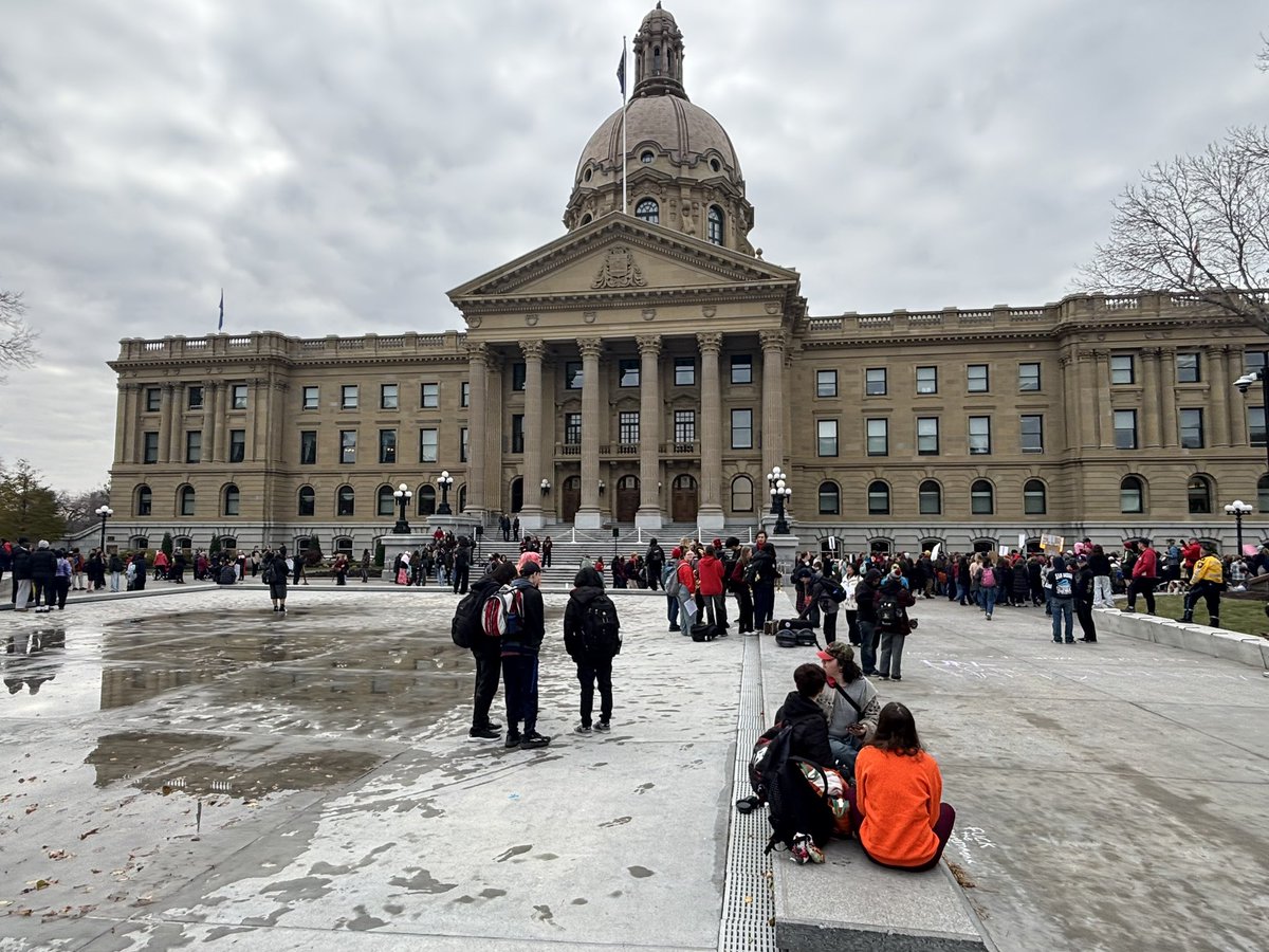KatKanada_TM's tweet image. A small gathering of purple haired kids walked out of school and are protesting in front of the Alberta Legislature because they are mad at Danielle Smith. 

I wonder if they even know what they’re mad about. 🤨
