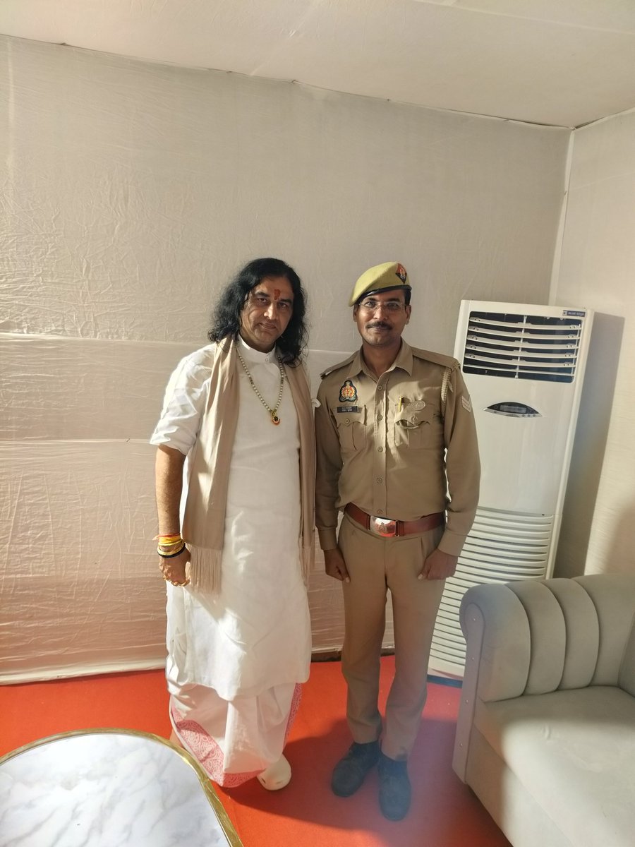 upcoprohitkumar's tweet image. मोतीझील कानपुर में चल रही श्रीमद् भागवत कथा में परम पूज्य श्री देवकीनंदन ठाकुर जी महाराज का आशीर्वाद प्राप्त करने का सौभाग्य प्राप्त हुआ आपसे मिलकर अत्यंत खुशी हुई।
                राधे राधे 🙏🙏