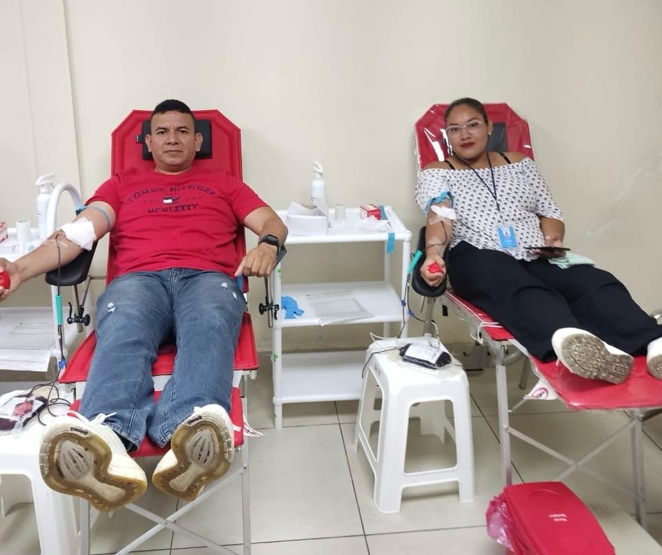 Salud_Guayas's tweet photo. La comunidad y el personal de salud 🧑‍⚕️del #HospitalMarianaDeJesús 🏥 se unen a nuestra II Campaña Masiva de Donación Voluntaria de Sangre🩸, un acto de amor y solidaridad que puede salvar vidas y mejorar la salud de quienes más lo necesitan.

¡La sangre nos conecta a todos¡ https://t.co/MwbgzAQrE8