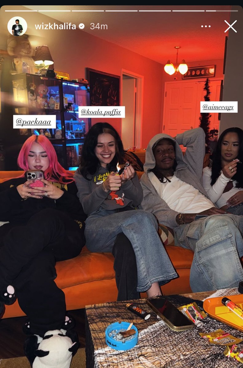 koalapuffss's tweet photo. When you get to sesh with @wizkhalifa 👁️👄👁️ https://t.co/ZTvkICeKvV