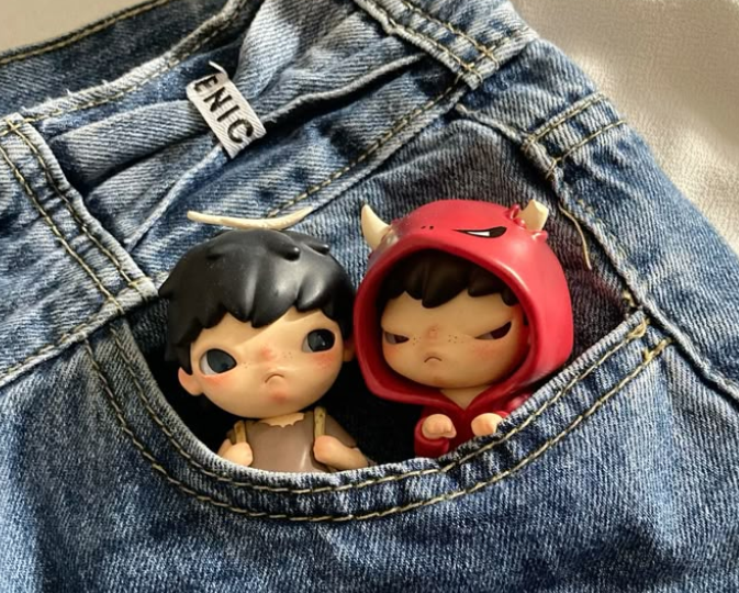 rokochip's tweet photo. @consyapping or put in pocket like this wee :3 atau di pocket lain, idk what people use at wisuda https://t.co/nCQL3NAnNn
