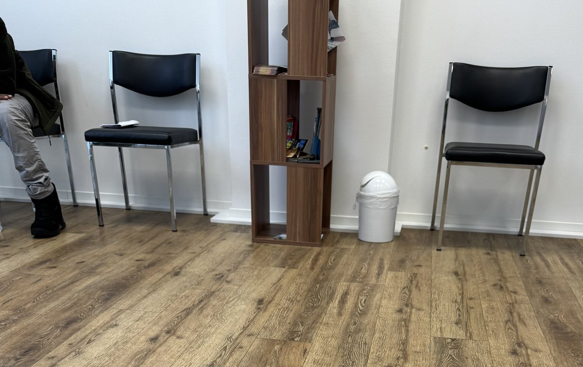 Almanya’da herkes Termin(randevu ) sırasını sakince bekler kadın sana nazikçe lütfen bekleme salonunda bekleyin der. Ve herkes büyük bir sabırla ses çıkarmadan bekler, sıran gelince dokturun gelip senin adını söyleyip senler odasına kadar eşlik eder. Biz de ya?