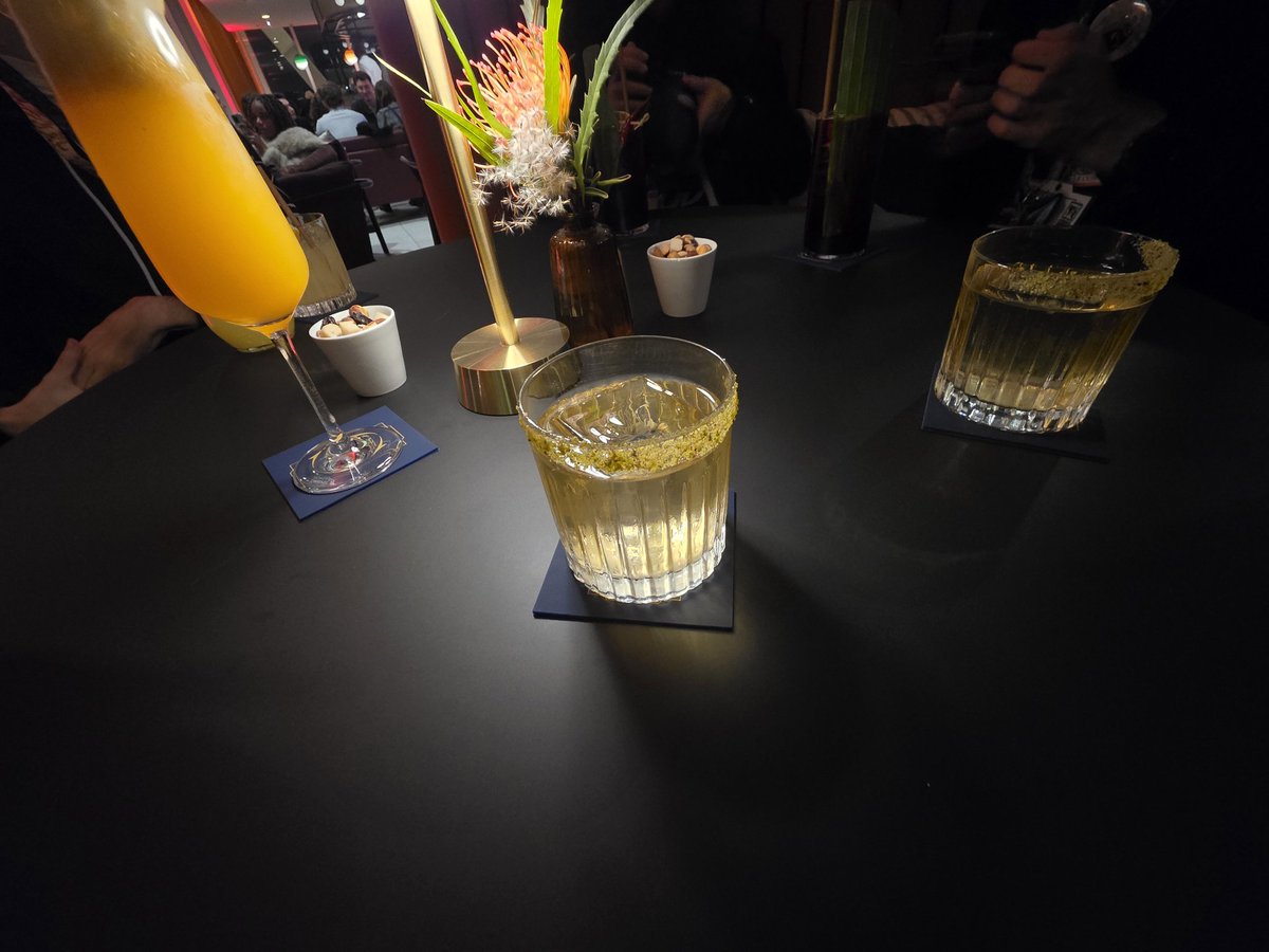 Petit Skybar avec la team <a href="/Dizouillle/">Diziel Anarion</a>, <a href="/GrohiikVah/">Un draloup metalleux 🤘(FBL13 j'y fus)</a>, @kamtogazuk, <a href="/MrPickleess/">MrPicklees 🦝</a>, et <a href="/RustyFlynx/">Rusty</a> ❤️
Bonne soirée à tout le monde #FBL13 ✨️