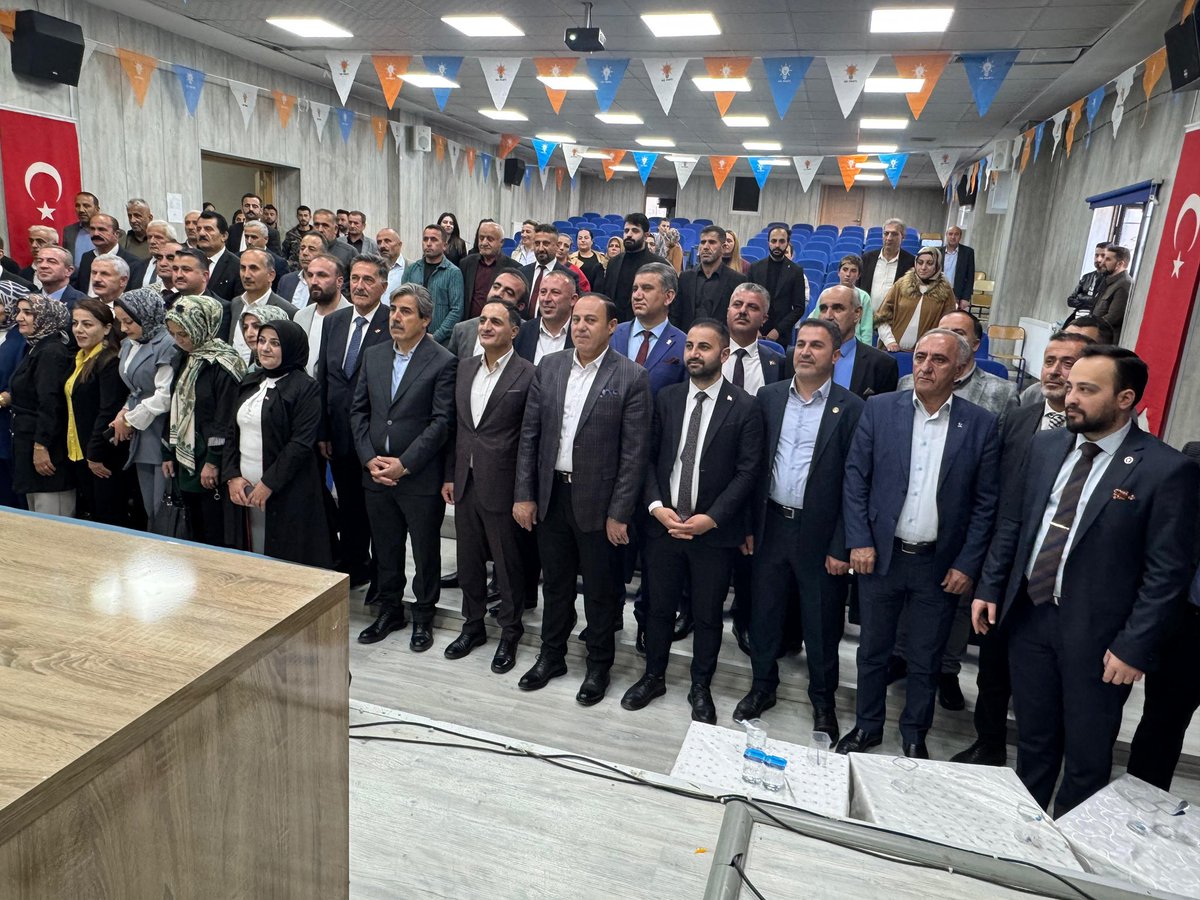 Akgencyova's tweet photo. 📍 Hakkari

 Hakkari İl Danışma Meclisi Toplantımızı;
Genel Merkez İl Koordinatörümüz Sn. @byildiz63
İl Başkanımız Sn. Av. @KayaZeydin 
İl Kadın Kolları Başkanımız Sn. @GunesHyv 
ve İl Gençlik Kolları Başkanımız Sn.  @yrizgarozdemir ’in katılımlarıyla gerçekleştirdik.

🔹Toplantımızda, teşkilat yapımız ve saha çalışmalarımız kapsamlı bir şekilde değerlendirilerek, il ve ilçelerimizde yürütülecek faaliyetlerin daha verimli ve sistematik bir biçimde ilerlemesi adına önemli kararlar alındı.
Azim, sabır ve gayretle sürdürdüğümüz bu kutlu yürüyüşte, edindiğimiz değerli bilgi ve tecrübeler bizlere yeni bir motivasyon kazandırdı.

Ev sahipliklerinden dolayı İl Başkanlığımıza teşekkür ediyor,
Rabbimizden aziz milletimize hayırlı, bereketli ve kalıcı hizmetler yapmayı nasip etmesini diliyoruz.

#AKGençlikYüksekova #Hakkari #TurkiyeYüzYılı @RTErdogan