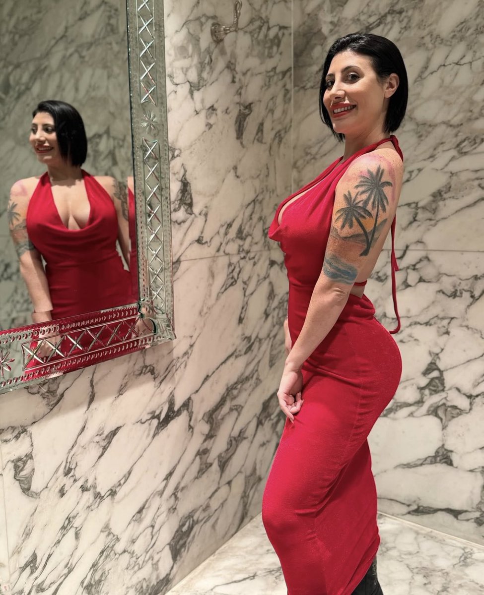 AustinKat84's tweet image. Red hot and ready to set hearts on fire… 💋✨ What’s your favorite color to see someone in when they’re owning the moment? #FeelingMyself #Redvibes #GraphicDesigner #commisionsopen