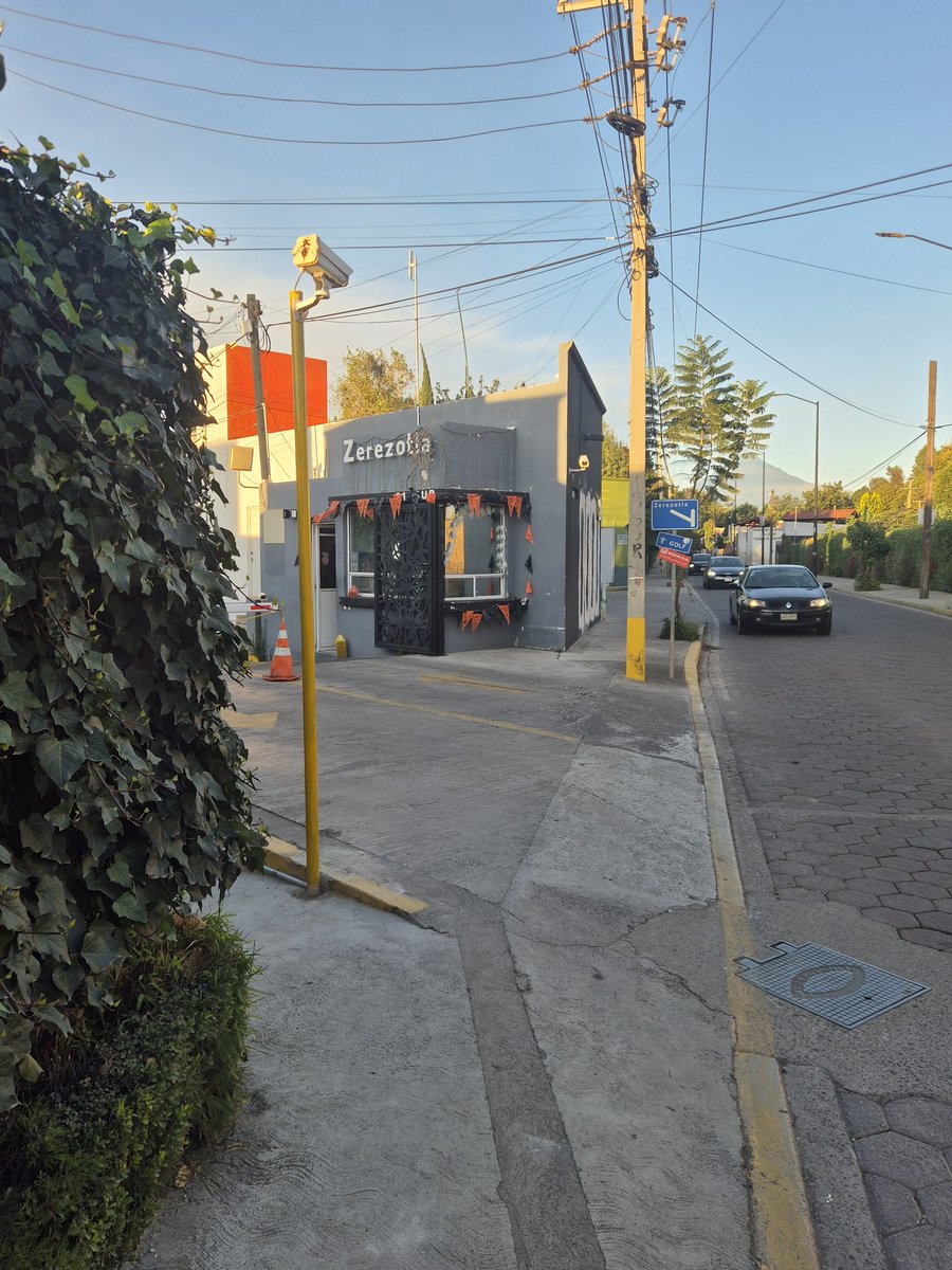 Chefernando69's tweet photo. @GobiernoCholula dia 3 con estos tubos con camaras sobre la banqueta en la 21 Sur!!!! Esto es ilegal @TonantzinFdz https://t.co/OgyTer1Fjr