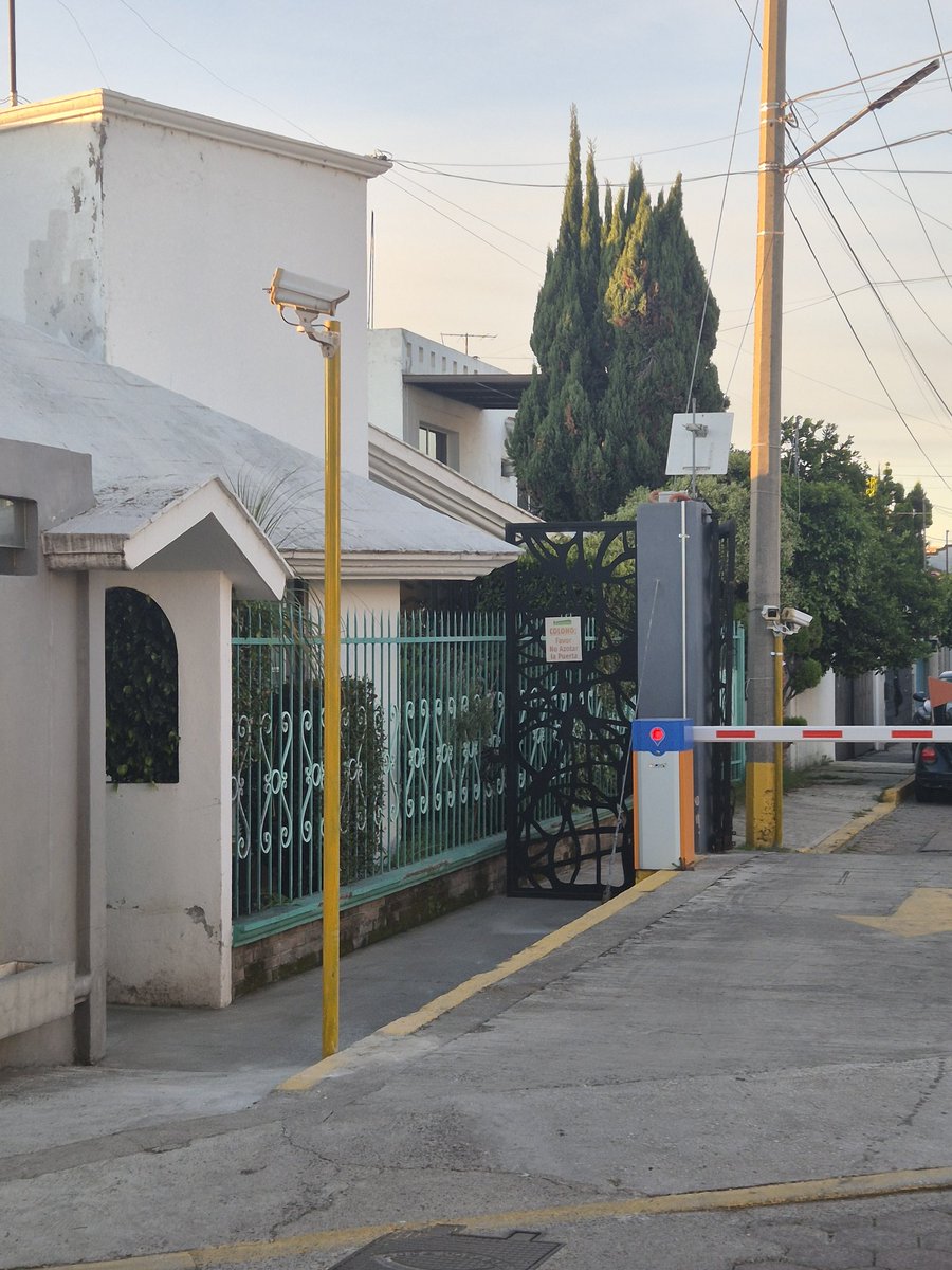Chefernando69's tweet photo. @GobiernoCholula dia 3 con estos tubos con camaras sobre la banqueta en la 21 Sur!!!! Esto es ilegal @TonantzinFdz https://t.co/OgyTer1Fjr