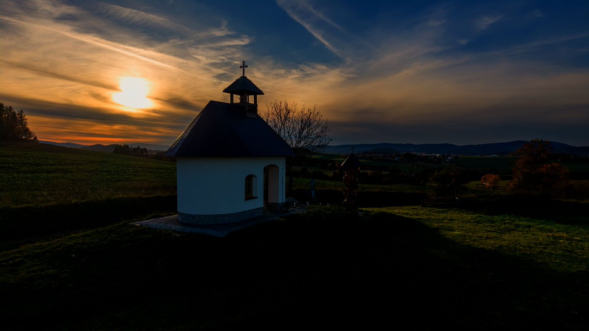sumavanet's tweet photo. Večer u kaple sv. Jakuba nad Kydlinami u Klatov.
Kraj se noří do ticha, v ten okamžik se i čas zpomalí.
Foto: Jiří Strašek https://t.co/DQwpfBIYRR