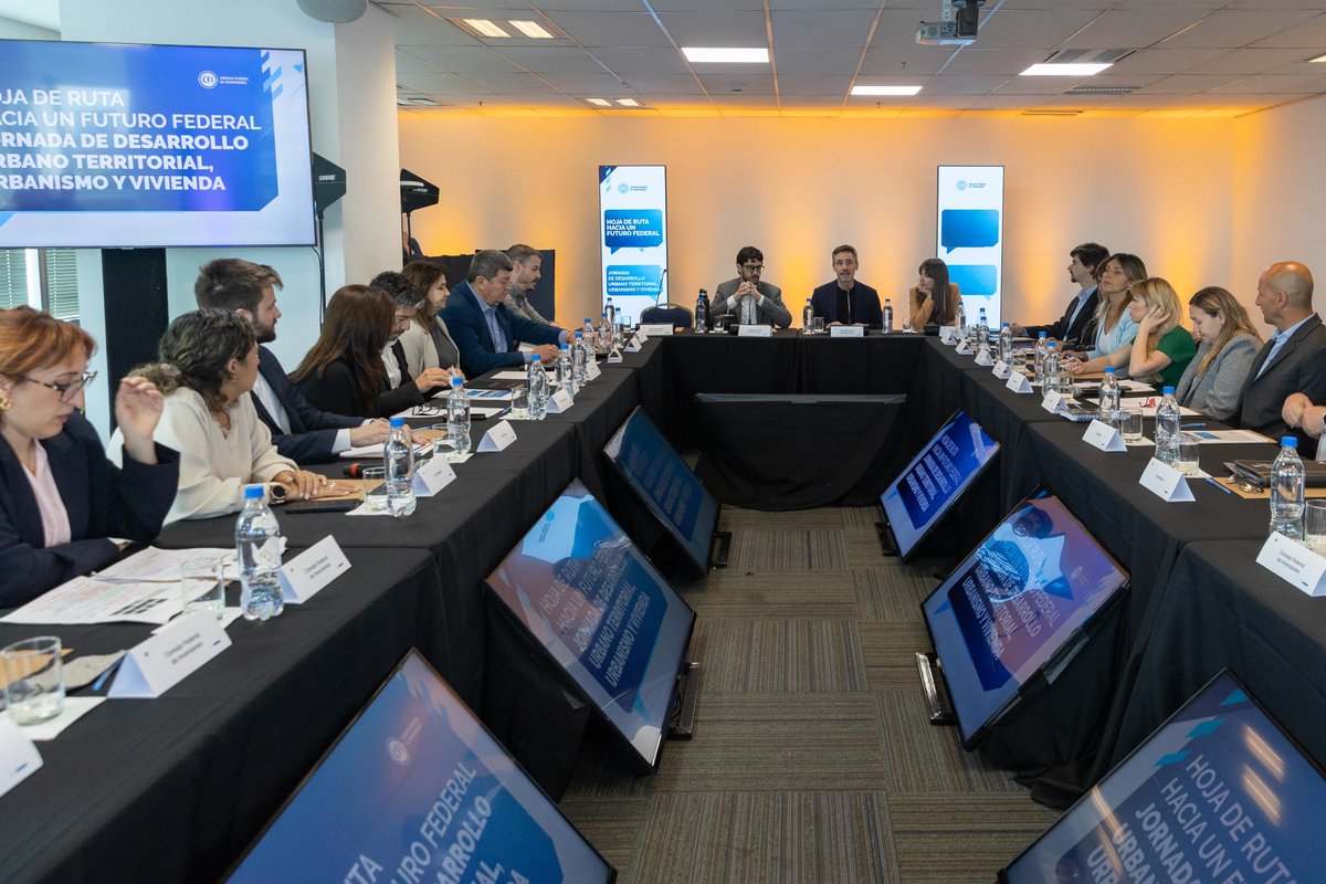 Esta semana participé de "Una hoja de ruta hacia un futuro federal - Jornada de Desarrollo Urbano Territorial, Urbanismo y Vivienda", organizada por <a href="/CFI_Argentina/">CFI</a>. En buen encuentro para trabajar en el fortalecimiento de las capacidades de planificación de los gobiernos locales.