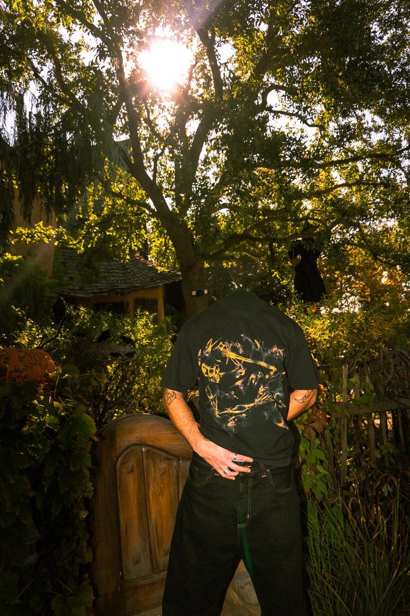 spooky tee
dropping for halloween 🎃