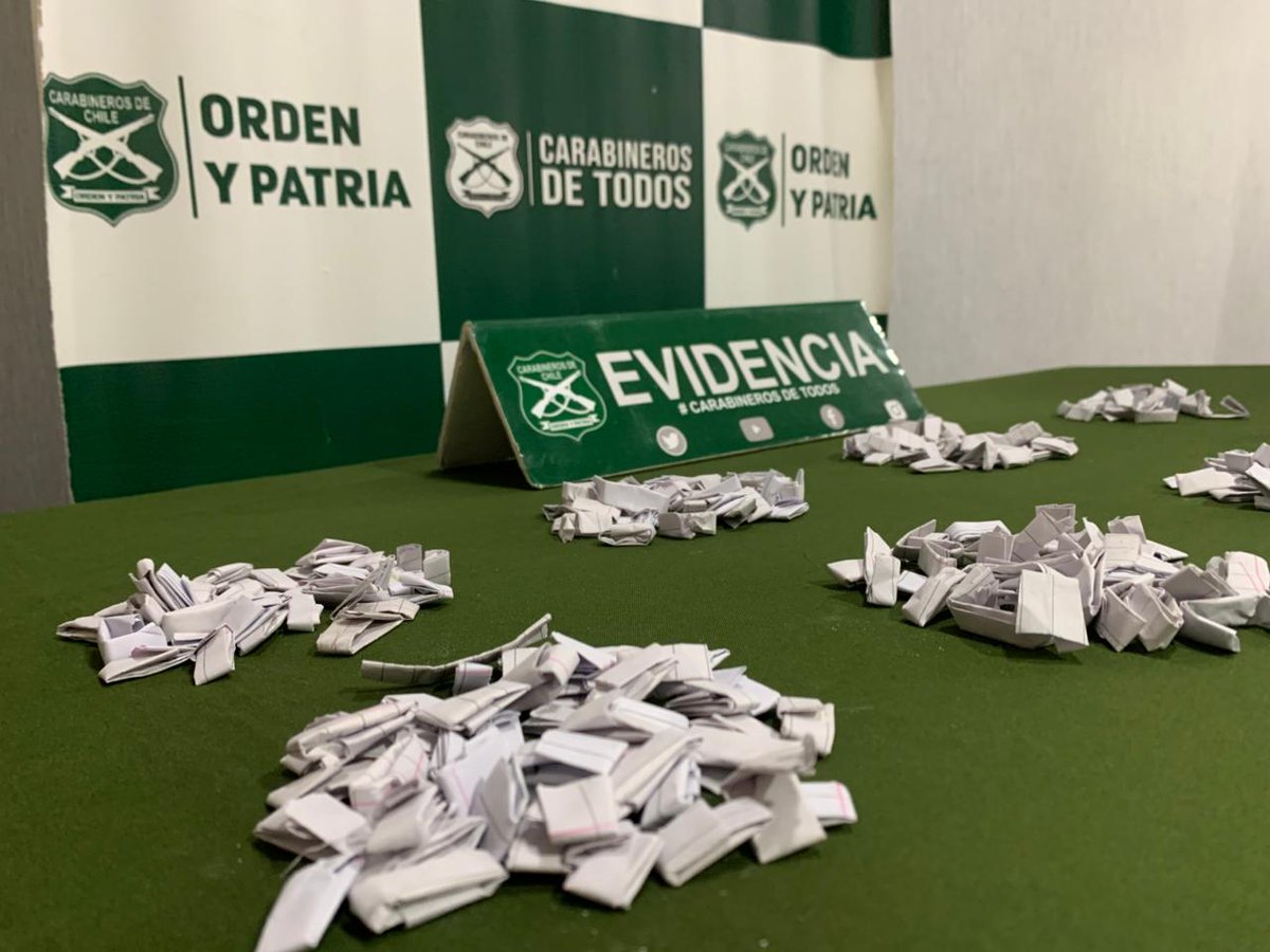 CarabBioBio's tweet image. #LosÁngeles y #Nacimiento: Una investigación del OS-7 con apoyo  del GOPE y COP #Biobío, permitió intervenir dos inmuebles usados para la venta de droga. Se detuvo a 4 imputados, uno de ellos extranjero. Se incautaron más de 200 dosis de pasta base de cocaína y dinero en efectivo