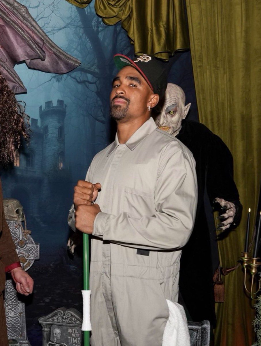 I love my QB for many reasons but I now have a new one…

Jalen Hurts replaced the Yankees hat with a Phillies hat for his Halloween Costume

QB1 knows Philly too well🤣😭