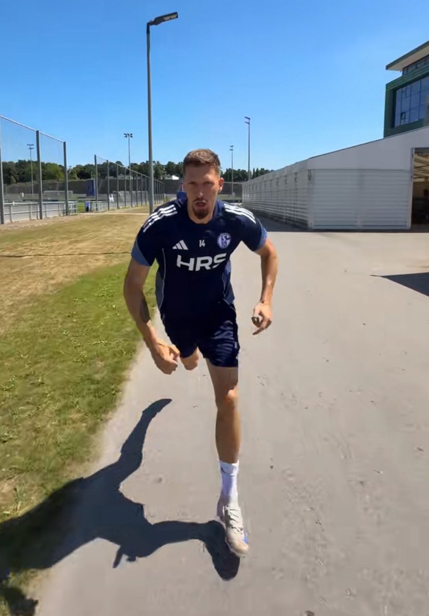 Da es wieder präsent ist: Jeder, der Janik Bachmann ernsthaft hated, kann Eier lecken. Er ist und bleibt ein King.