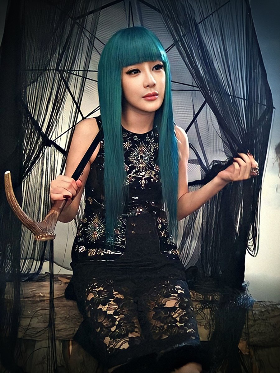 15 years ago today “IT HURTS” by 2NE1 was released.